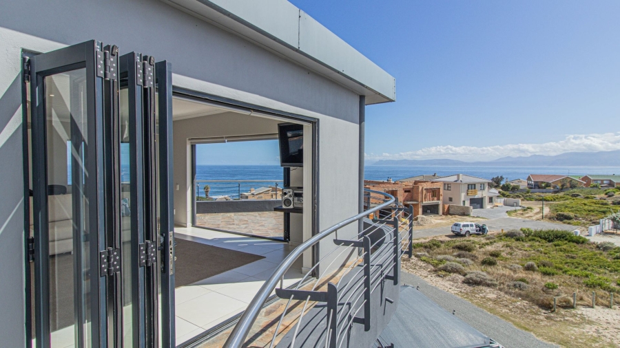 4 Bedroom Property for Sale in Perlemoenbaai Western Cape